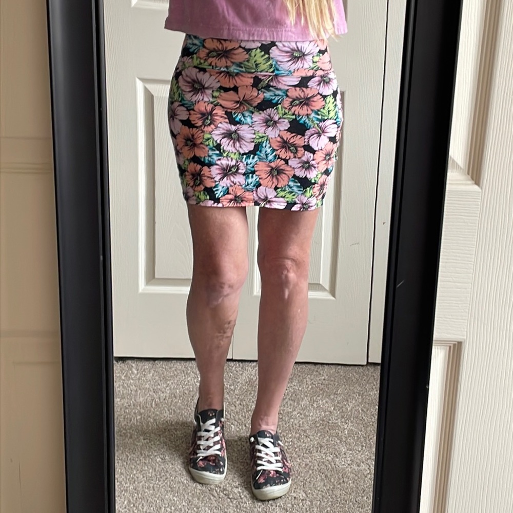 NWOT VS PINK Pull-on floral skirt size Small